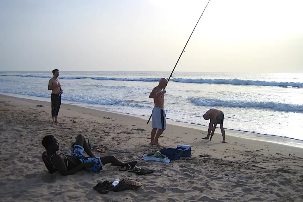 Fiske på stranden i Gambia