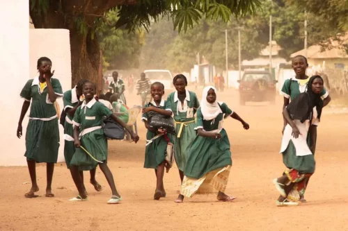 Fischerdorf- und Schulbesuch – Gambia