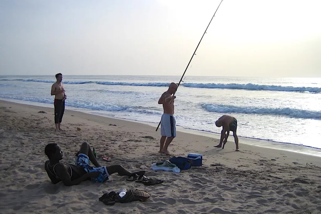 Pesca en la playa de Gambia
