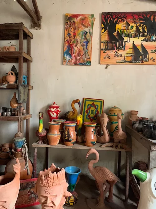 Glaserad och målad gambisk keramik