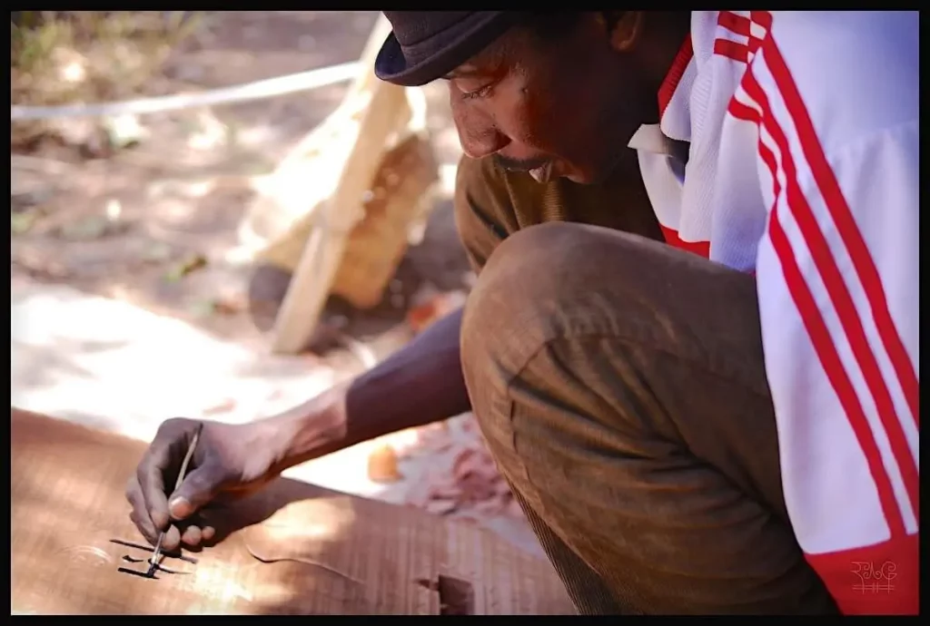 Tallador de madera de Gambia