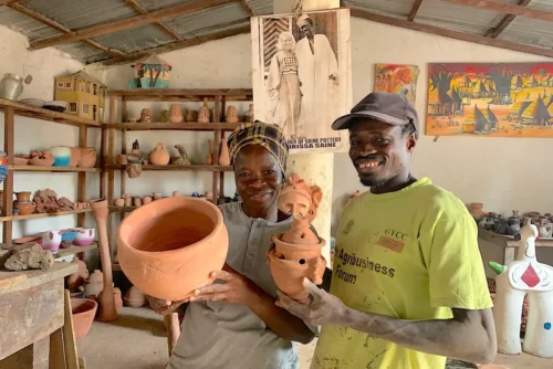 Glasierte und bemalte gambische Keramik